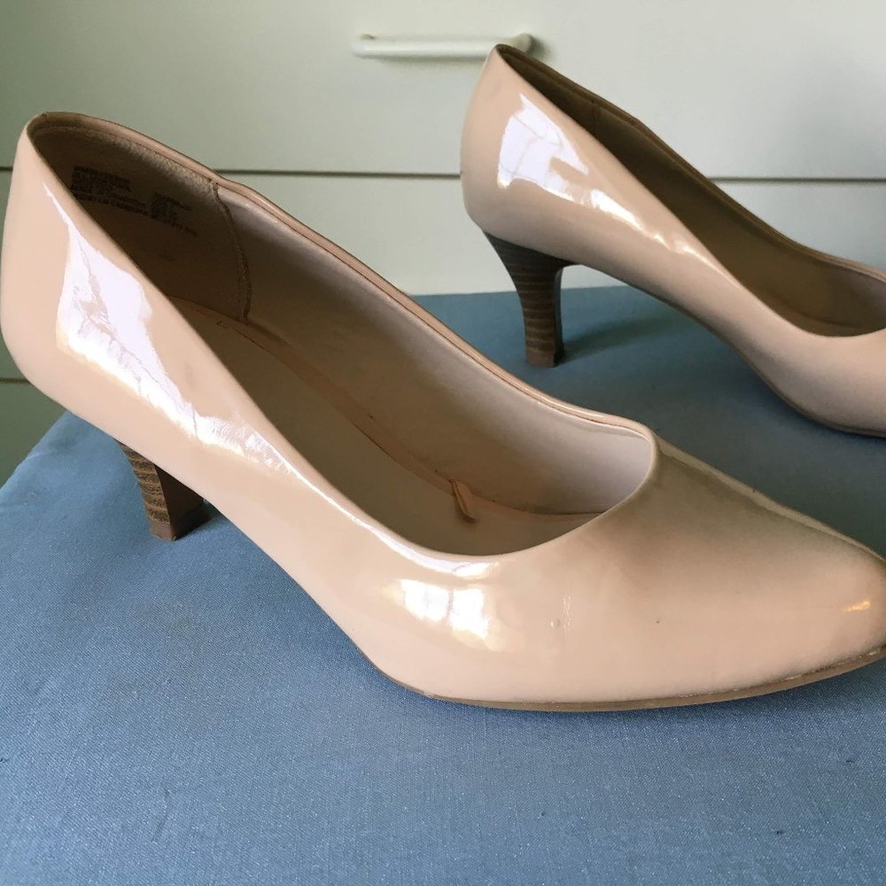 George nude, patent leather pumps